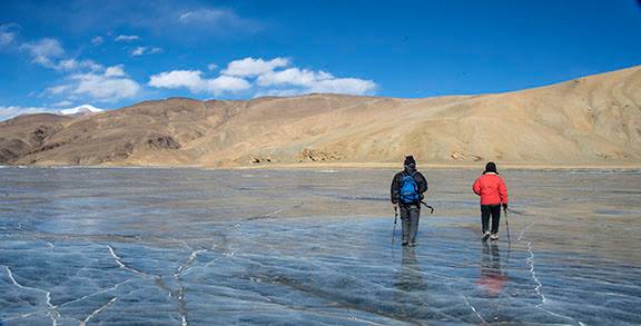 Trek along frozen Tso Moriri