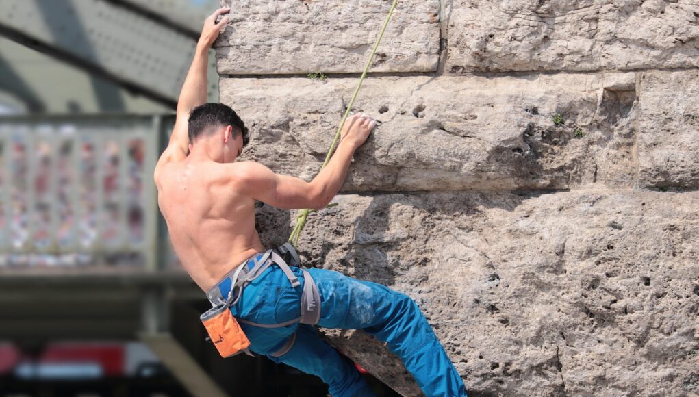 Indoor Climbing vs Outdoor Climbing Indoor Climbing vs Outdoor Climbing